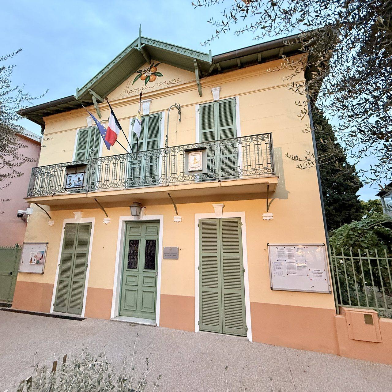 La Maison des Orangers, façade et petit jardin