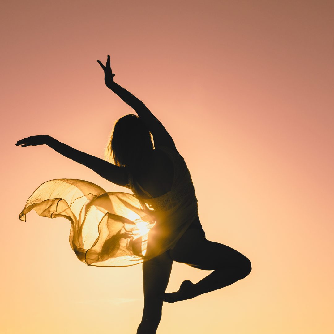 Danse en contre-jour au coucher du soleil