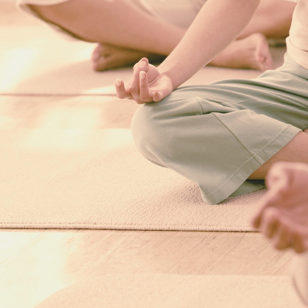Pratique douce, mains en méditation